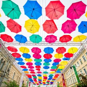 В Петербурге вновь повесят сотни цветных зонтов над Соляным переулком